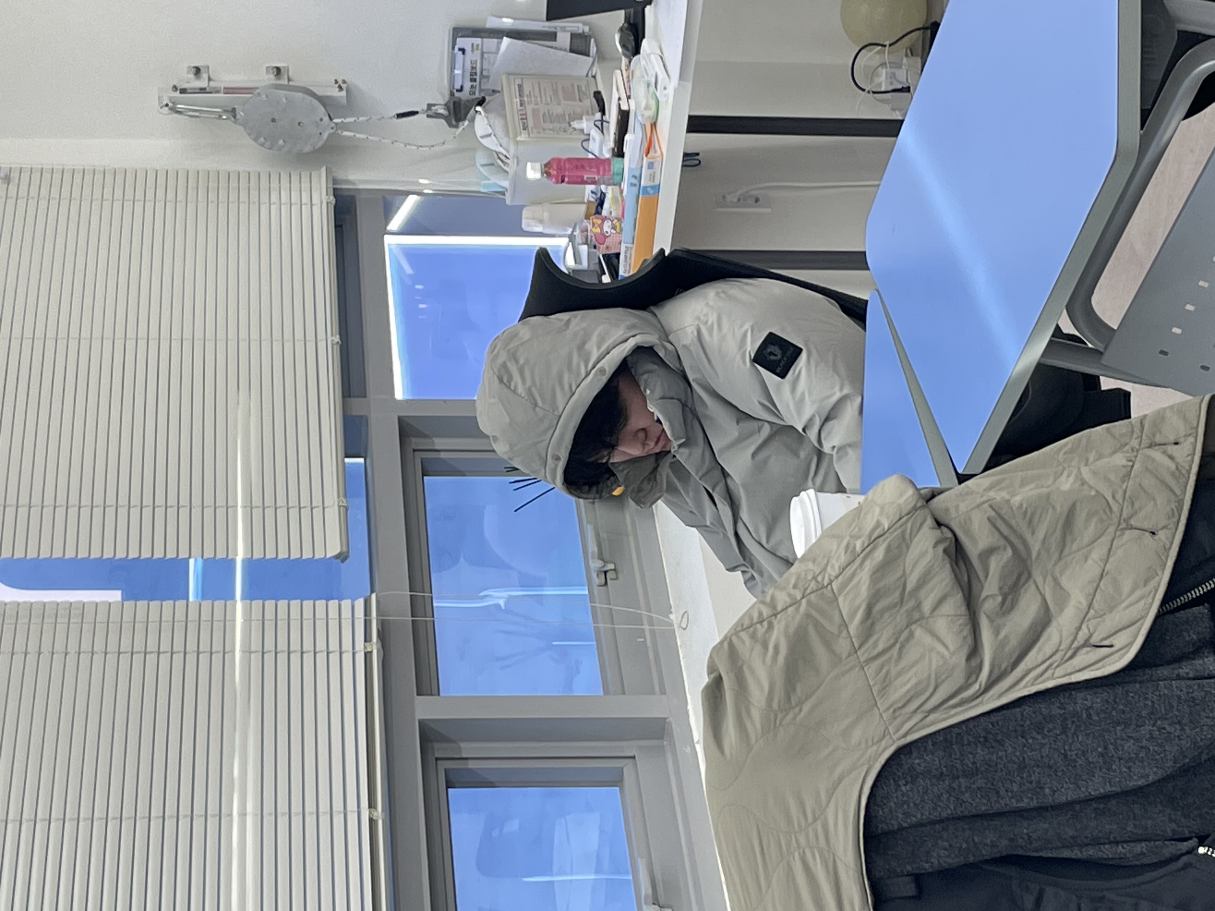Move AI 미니 프로젝트 중 점심시간에 지쳐 잠시 쉬는 모습